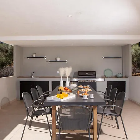 Ilania Luxury Villa Tsoukaládhes